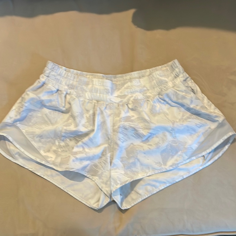 Lululemon Hotty Hot Low-Rise shorts 2.5”